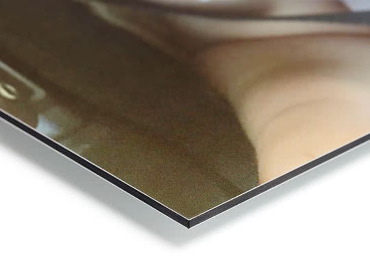Fotografía de referencia del acabado de aluminio publicada por MetaOffset